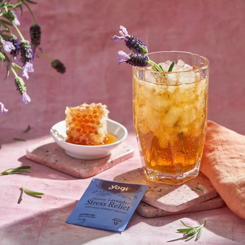 شاي يوغي شاي العسل والخزامى لتخفيف التوتر - 16 كيس...