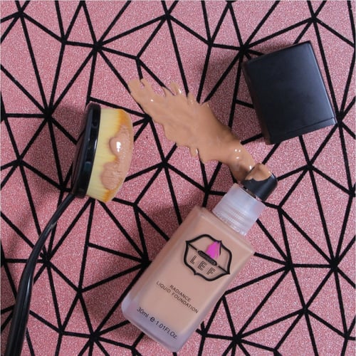 ليف كريم أساس سائل بتركيبه خفيفه الوزن خاليه من ال...