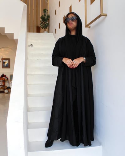 عباية بلون الاسود