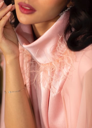 فستان وردي بياقة مرتفعة واسع