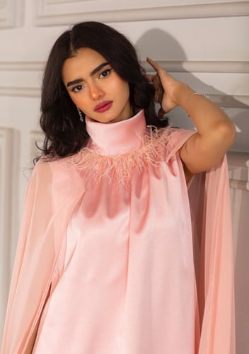 فستان وردي بياقة مرتفعة واسع