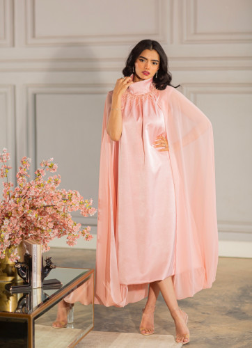 فستان وردي بياقة مرتفعة واسع