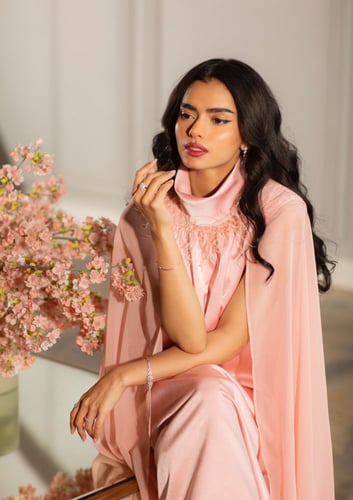 فستان وردي بياقة مرتفعة واسع