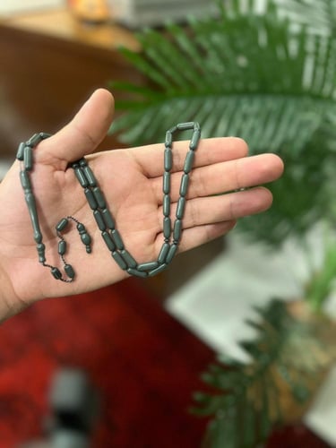 سبحة صنوبري رمادي