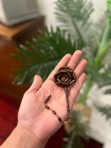 سبحة صنوبري بني