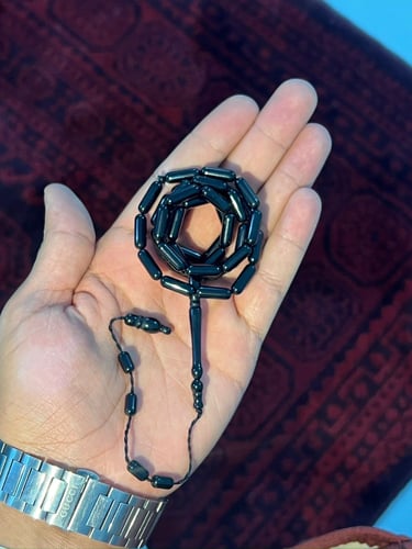 سبحة صنوبري أسود