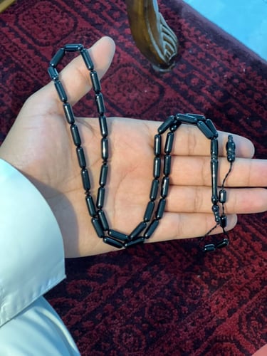 سبحة صنوبري أسود