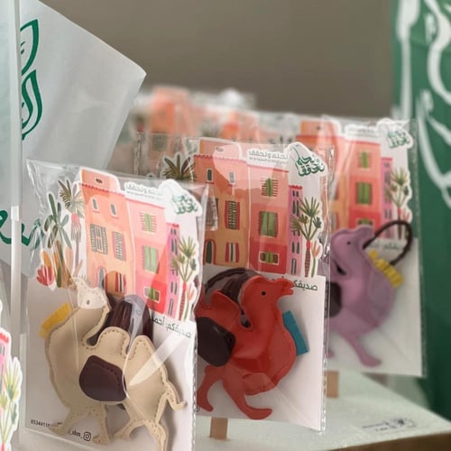 توزيعات تعليقة جمل مع تغليف يوم التأسيس