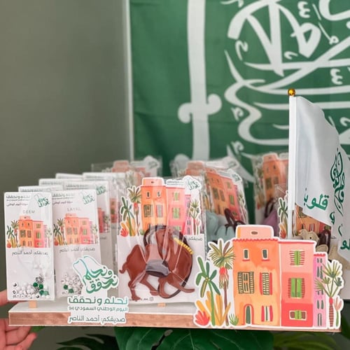 توزيعات تعليقة جمل مع تغليف يوم التأسيس