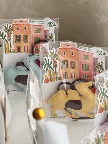 توزيعات تعليقة جمل مع تغليف يوم التأسيس