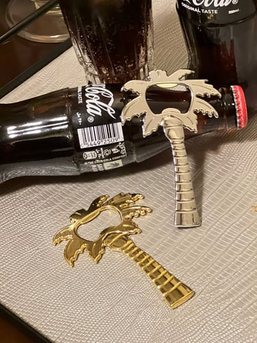 مفتاح زجاج فاخر بتصميم نخلة ذهبية