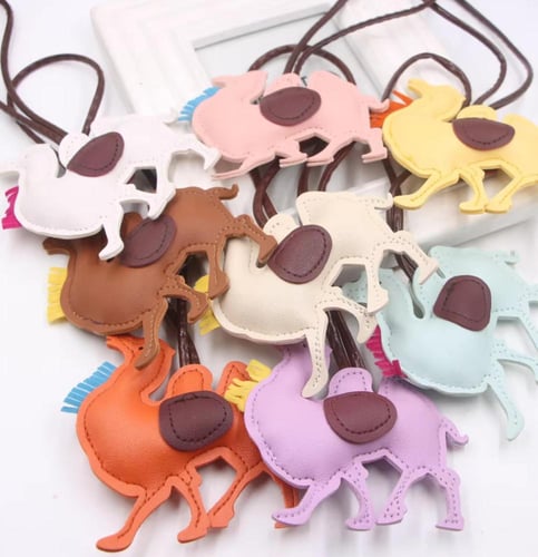 توزيعات تعليقة جمل مع تغليف يوم التأسيس