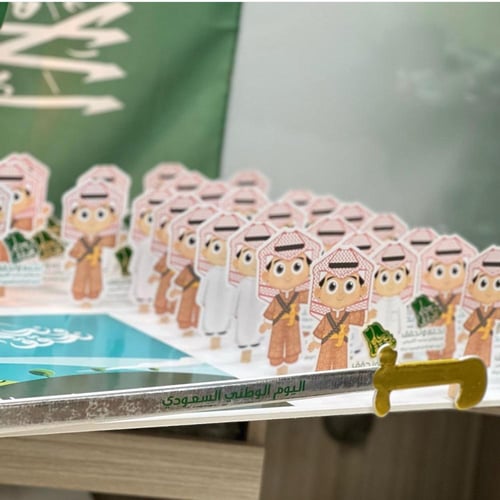 توزيعات يوم التأسيس طلاب 24 حبة مع استيكر معدني ال...