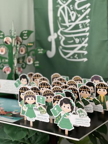 توزيعات يوم التأسيس طلاب 24 حبة مع استيكر معدني ال...