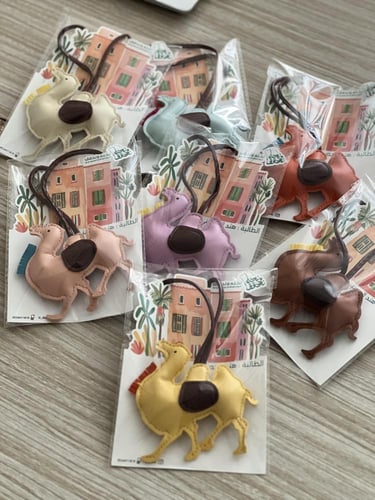 توزيعات تعليقة جمل مع تغليف يوم التأسيس