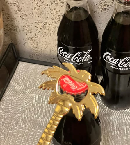 مفتاح زجاج فاخر بتصميم نخلة ذهبية