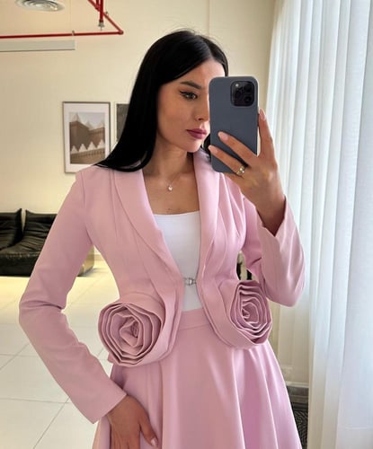 W135طقم مكون من بليزر مزين بورد وتنورة