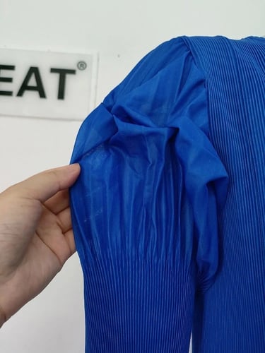 W101فستان مموج اللون