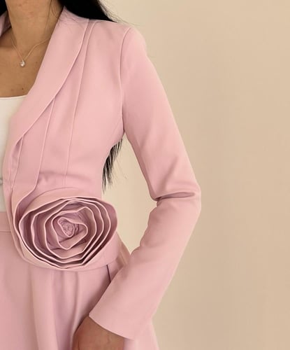 W135طقم مكون من بليزر مزين بورد وتنورة