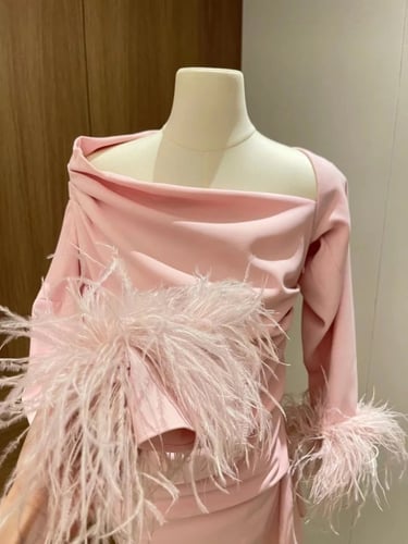 W51فستان وردي قصير مع ريش باليد