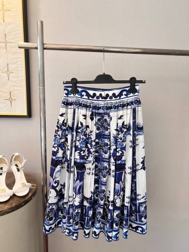 W9تنورة منقشة بالازرق