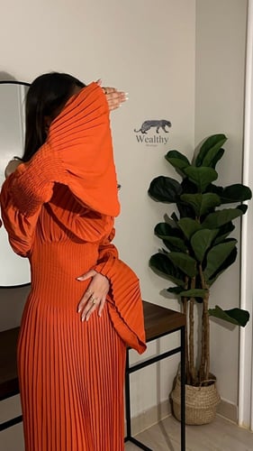 W104فستان كريب مكسر مفتوح الاكتاف