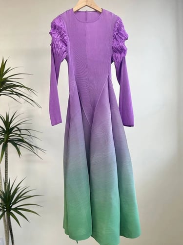 W101فستان مموج اللون