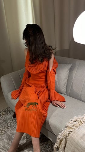 W104فستان كريب مكسر مفتوح الاكتاف