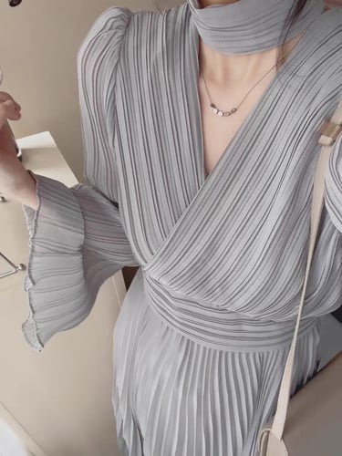 W60فستان بقصة مثلث شيفون مكسر