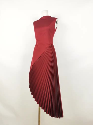 W49فستان مع كسرات من الامام