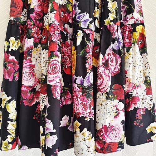 W45تنورة بكسرات صغيره مطبوعه بالورد