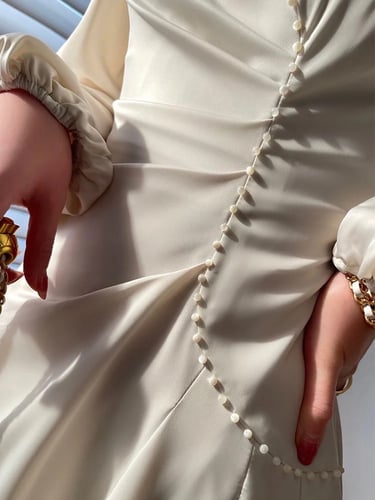 W48فستان مزين من باللؤلؤ