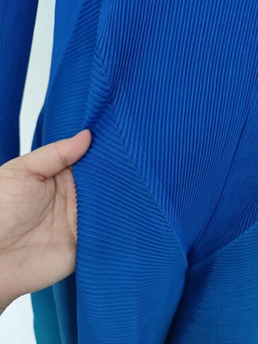 W101فستان مموج اللون