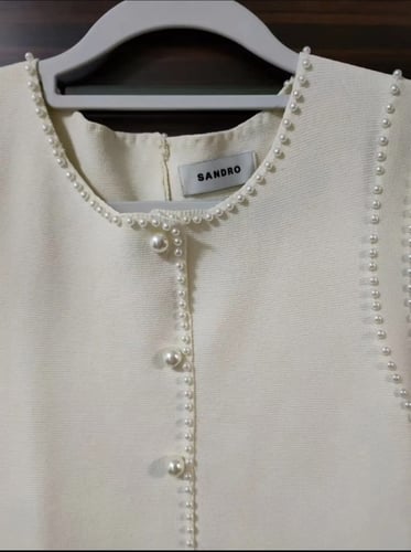 W115فستان ساندرو مزين باللؤلؤ