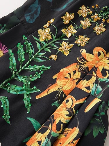 W42فستان منقش بالورد والخرز