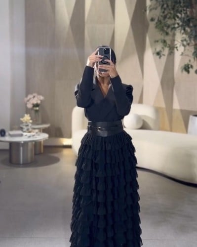 W107فستان طبقات مع حزام جلد