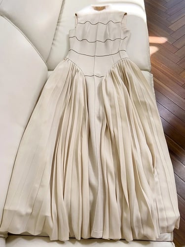 W52فستان بكسرات من الجنب