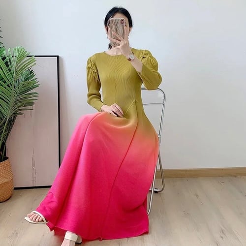 W101فستان مموج اللون