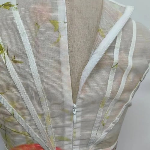 W10 فستان أبيض منقش بالورد