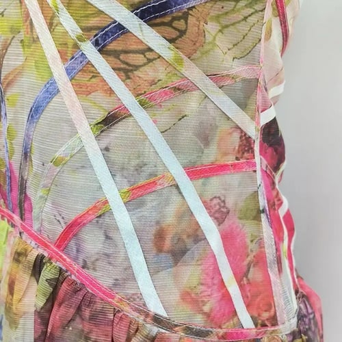 W10 فستان أبيض منقش بالورد