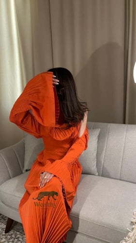 W104فستان كريب مكسر مفتوح الاكتاف