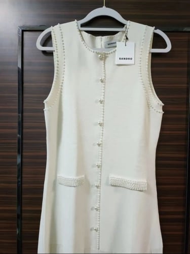 W115فستان ساندرو مزين باللؤلؤ