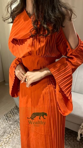 W104فستان كريب مكسر مفتوح الاكتاف