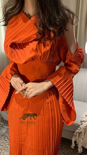 W104فستان كريب مكسر مفتوح الاكتاف