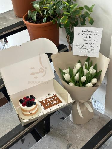 Tulip bouquet with the cake
