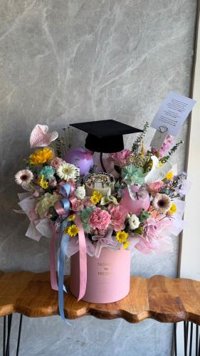 Graduation box with the cake