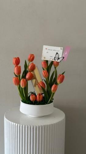 Tulip vase with chocolate baskets