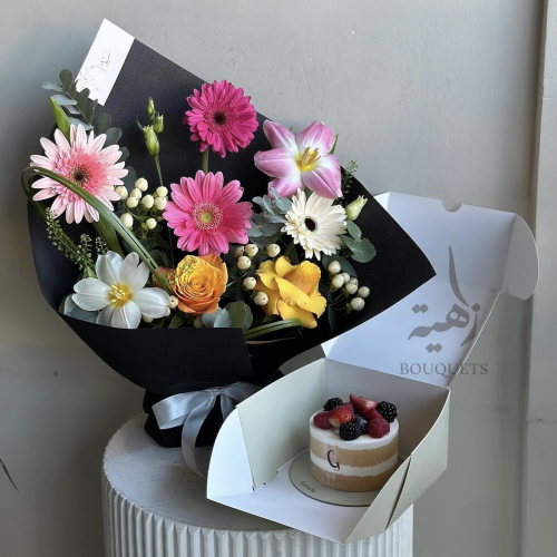 The elegant bouquet with the cake