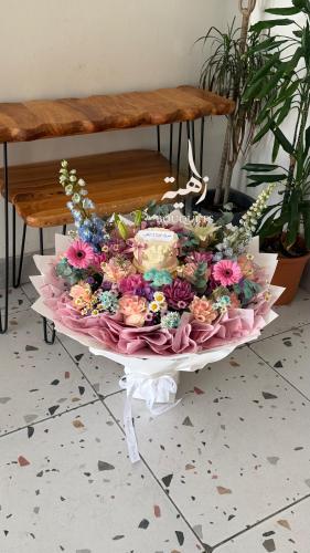 A bouquet with the cake