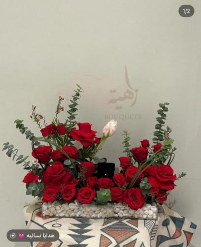 Rose stand with gold necklace
